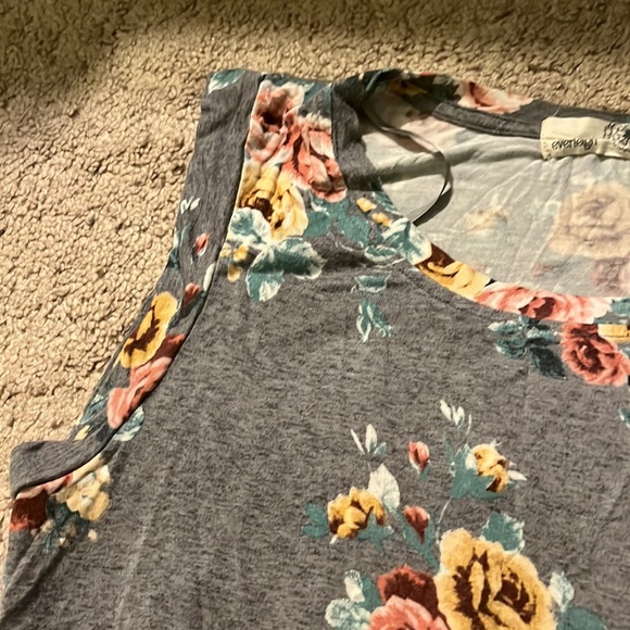 Grey floral tank top, high scoop neck, loose fitting - Picture 2 of 3